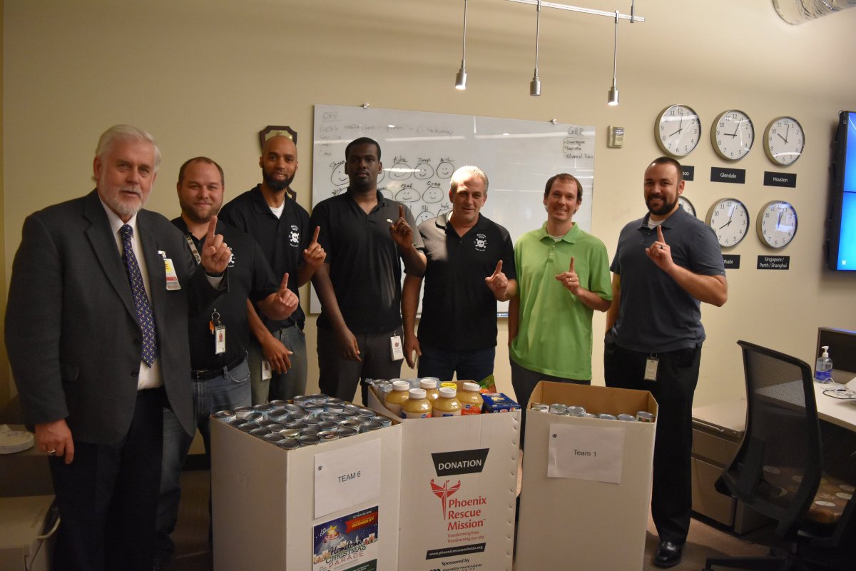 MayorWeiers's tweet photo. Excellent job @Bechtel in @GlendaleAZ for raising over 3,200 lbs of food for @HopeforHungerAZ 15 Containers!Thank you for supporting those in need in our community. Thanks Two Men & a Truck for helping deliver.#truestarparade ππ» See you all Saturday in Downtown Glendale https://t.co/hxg9Jh5mI1