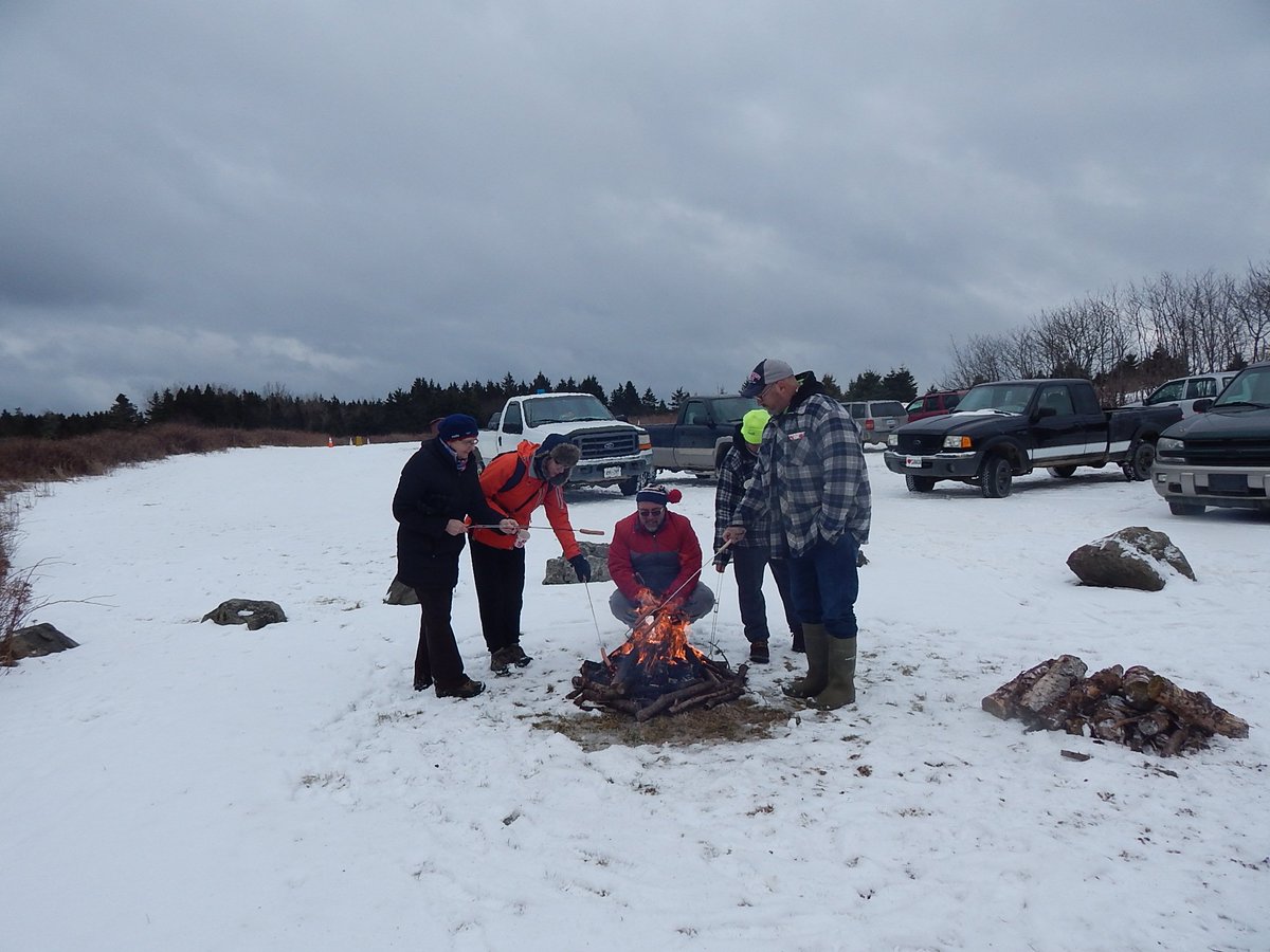roromibr's tweet photo. @FlyYOW #YOWinter Roasting hotdogs on the fire! https://t.co/N7g1uj3639
