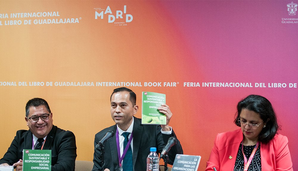 AMIPCO2017's tweet photo. El 1 de diciembre, Rebeca Illiana Arévalo Martínez y Rafael Tonatiuh Ramírez presentaron en la Feria Internacional del Libro de Guadalajara 2017 las obras Comunicación sustentable y responsabilidad social empresarial y La comunicación para las organizaciones en México (#AMIPCO). https://t.co/f0o2GuXK2M