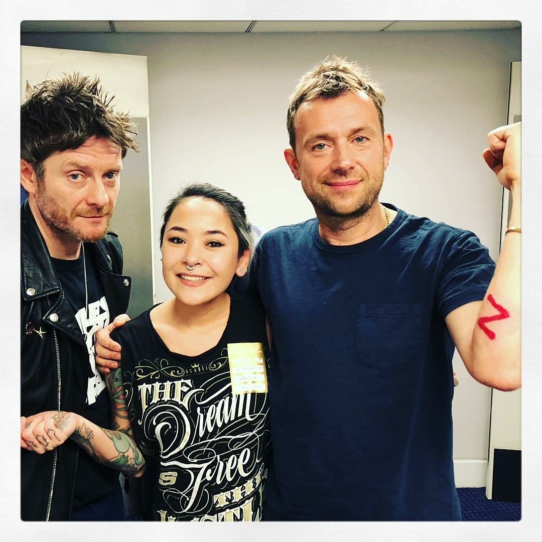 Damon Albarn Unofficial on X: "Jamie and Damon (with new tattoo!) Via @bubblegumkid https://t.co/Lg6oeWuY2f" / X