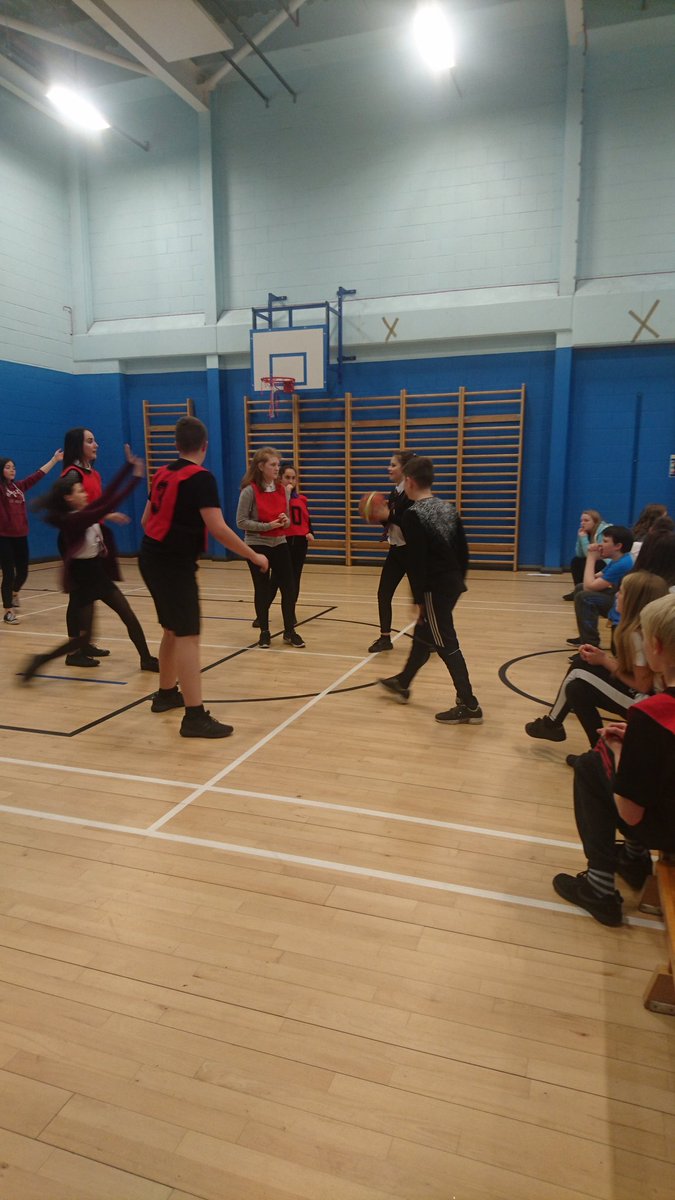 TEAMPEGW's tweet photo. Miss Evans' S2 class demonstrating KU &amp; skills,conditioned game to practice lay-ups #betheref #teamwork #beyourbest  #xtrapoints https://t.co/z4Fm8W2LbY