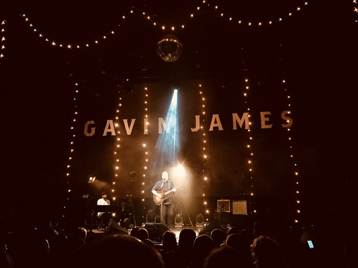 seagency1's tweet photo. What a wonderful night @gavinjames or, as the man himself would say, it was #savage. Giant #datenight #No1 🎄with  @junkkouture @seagency1 https://t.co/KjuzVbYRGh