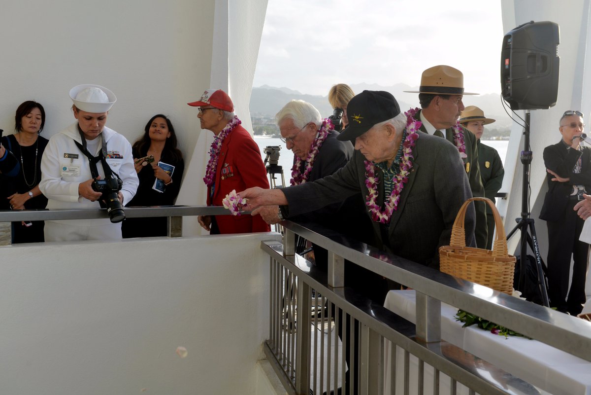 #WWII Triple Ace Bud Anderson offers a floral tribute at the USS Arizona Memorial well at the conclusion of today's Blackened Canteen Ceremony. More photos from the ceremony can be found here: facebook.com/pg/PacificPark… #PearlHarbor76