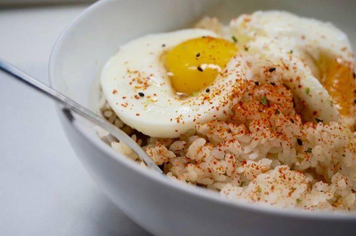 The more glycogen we get in ahead of a workout, the better off we'll be. Check out one of our favorite pre-workout meals: bit.ly/riceandeggs