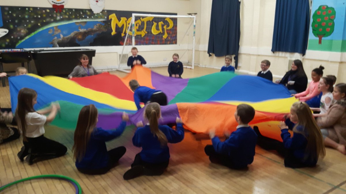 Meetupcommunity's tweet image. Lots of fun with awesome parachute games at Meet Up this week. Thanks @BigLotteryFund #TBFCharity 💜💖