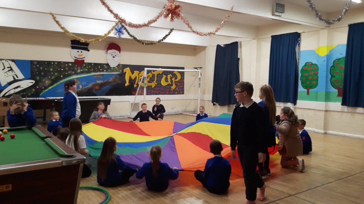 Meetupcommunity's tweet image. Lots of fun with awesome parachute games at Meet Up this week. Thanks @BigLotteryFund #TBFCharity 💜💖