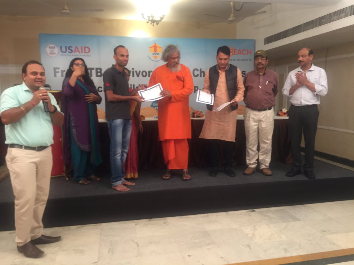 Dr. Prasanna Kumar Patasani, MP #Odisha giving certificate to our #TBChampion Bibhuti Bushan at the valedictory session of regional capacity building workshop #HappeningNow in #Bhubaneswar @SubratAxshya @DSMishraKLD