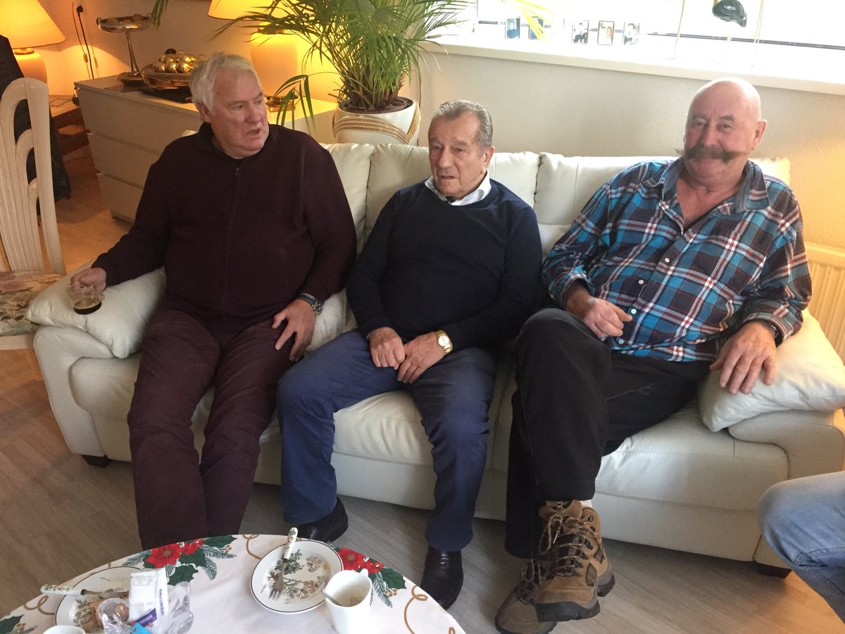 struisvanhuis's tweet photo. Drie Lieverdjes op een rij #vanderlem #flinkevleugel #vandenban #fcamsterdam #grotehihahondelulvoetbalshow https://t.co/IqQeMGOzmP