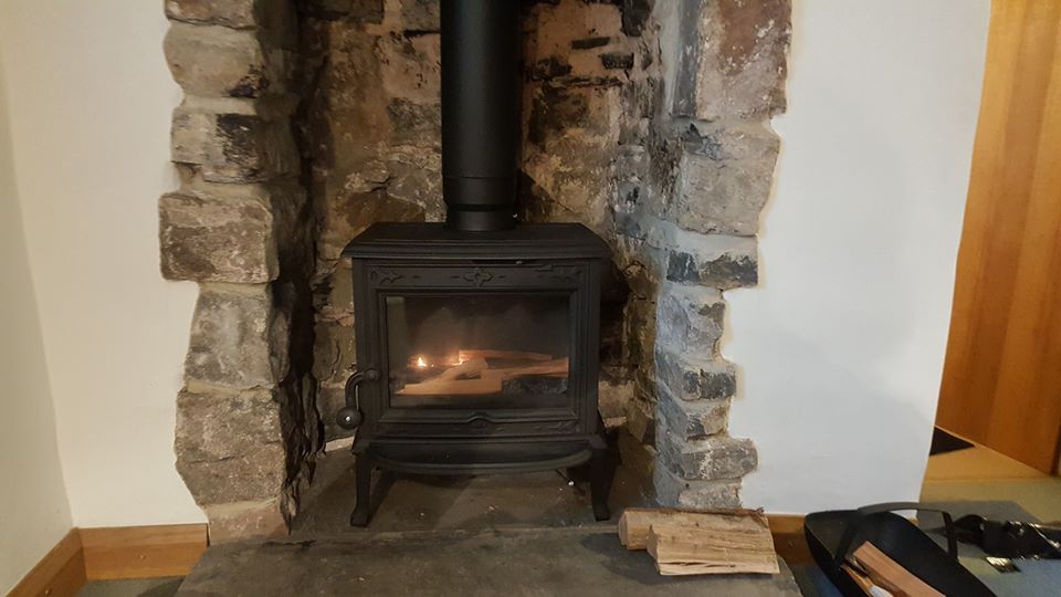 Smart looking @Jotul_UK F100 multifuel stove #looksamazing #oldcottage