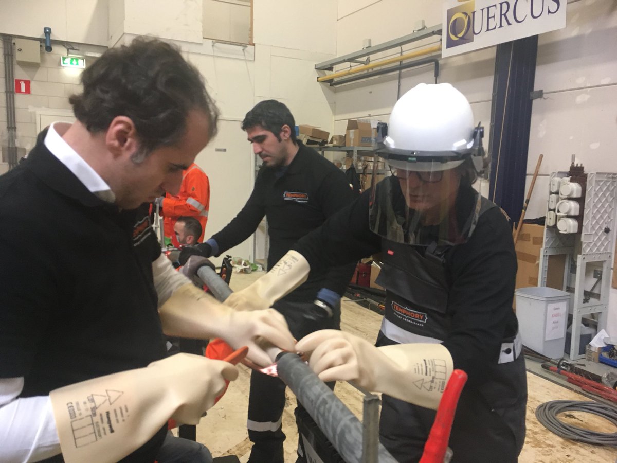 MaaikedeGlee's tweet photo. Vluchtelingen die graag willen werken worden opgeleid tot elektromonteurs, omdat daar ernstig tekort aan is. #winwinsituatie @omroepgld @Alliander https://t.co/KITjmmTmqZ