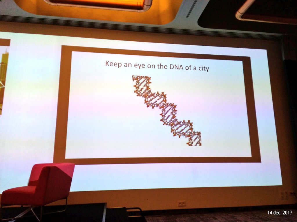 Ndumarey_VVSG's tweet image. Frank Bekkers over #lokaalDNA. "Een #slimmestad creëeren heeft veel mogelijkheden, maar elke stad heeft zijn eigen identiteit. Vertrek vanuit dit DNA om een visie en strategie te gaan ontwikkelen." #TheHumanCity #SmartCity