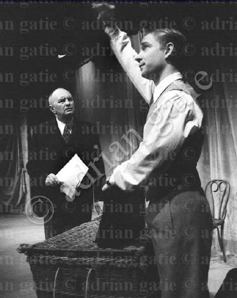 Coourbet's tweet photo. Inspiración solamente me provoca inspiración y admiración.
Solo saber que el igual que yo fue un joven con un sueño loco... Hace que cada dia aparte menos mis ojos de su trayecto y ver hasta donde puede llegar.
#MartinFreeman #YoungMartin #FreemanActor https://t.co/6O2dHmyRQF