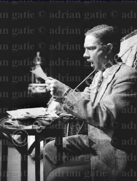 Coourbet's tweet photo. Inspiración solamente me provoca inspiración y admiración.
Solo saber que el igual que yo fue un joven con un sueño loco... Hace que cada dia aparte menos mis ojos de su trayecto y ver hasta donde puede llegar.
#MartinFreeman #YoungMartin #FreemanActor https://t.co/6O2dHmyRQF