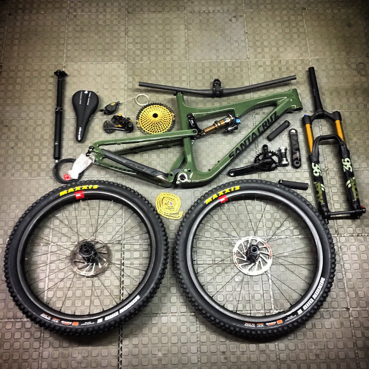 _RushSports_'s tweet photo. What dreams are made of!

This @santacruzbikes #BronsonCC XX1 build with #Reserve carbon wheels is 🌶

Look out for it shredding trails in KZN. 

#weride https://t.co/SXDthwumT5