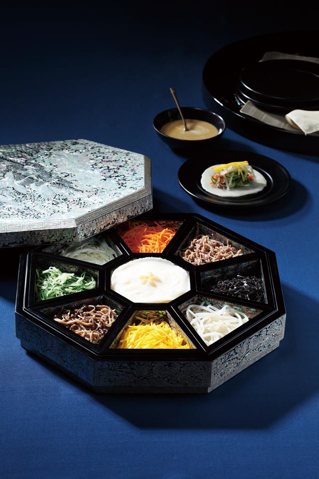 How about trying Gujeolpan the next time you want something special? Today we will learn how to make this beautiful and scrumptious dish.
Recipe: goo.gl/Rt3e7B