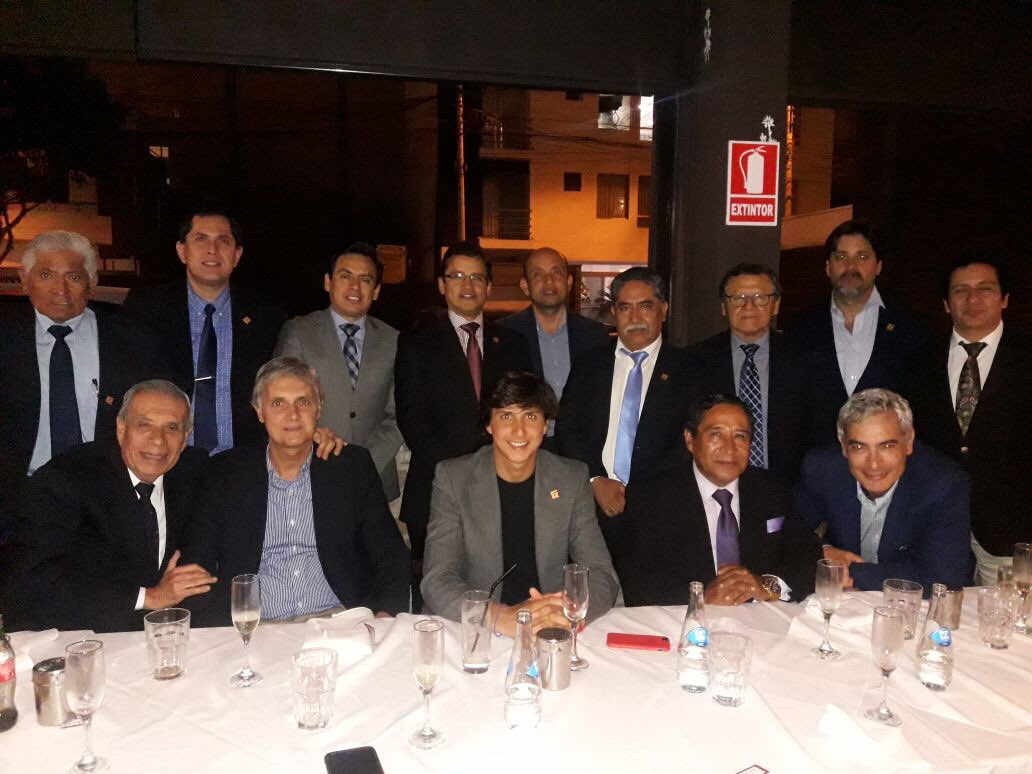 PasionFyT's tweet photo. Roca Rey recibe premio de los médicos del Capítulo Peruano de Cirugía Taurina @magalyzapata https://t.co/W2egz0Gj0O