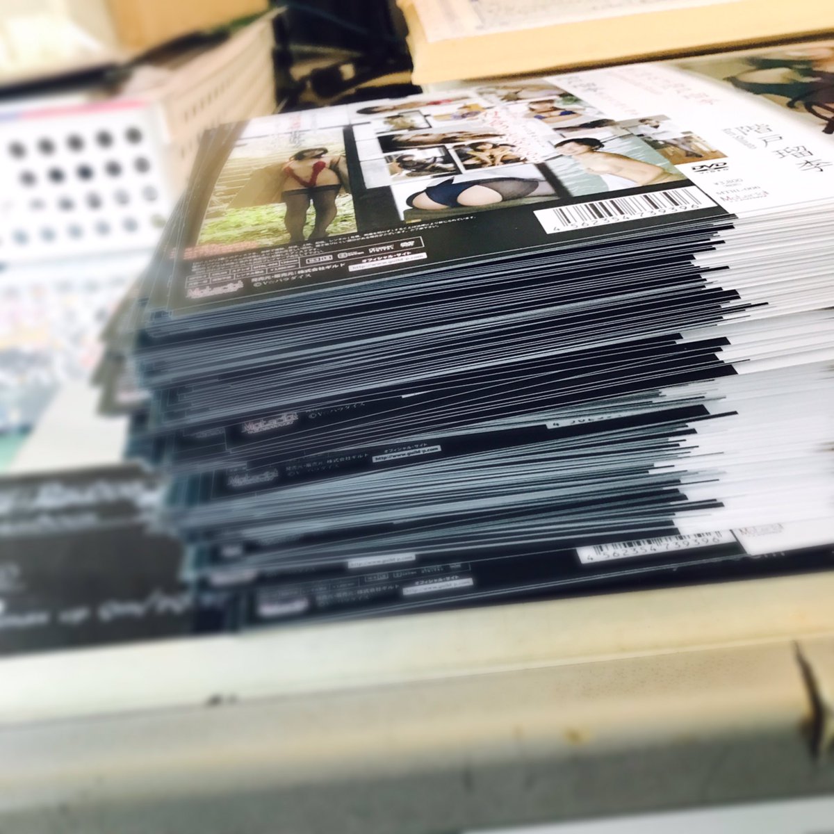 事務所にて、21日発売の「僕の彼女は階戸瑠李」DVDにサイン入れ