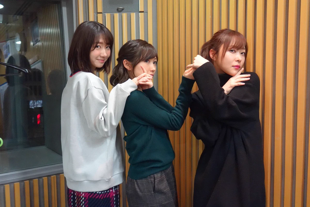 AKB48 直筆サイン入り Tシャツ チームB 渡辺麻友 柏木由紀 指原莉乃 DQ_JZdKV4AA2s8D?format=webp&