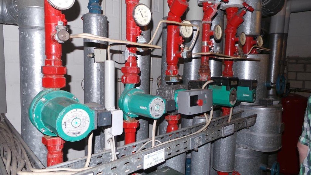 nrgconsultant's tweet image. Nice colors, poor efficiency in this boilerroom. The painter colored the pipes in red may be he came from the firedepartment. This was during an #energyaudit in the german industry. #boilerrom #heatdistribution #energieaudit #energieberatung #wilo #magra… ift.tt/2CdH0Xf