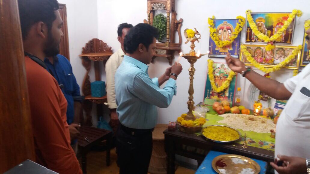 KollywoodShadow's tweet photo. @hiphoptamizha's next movie pooja held today! Produced by #AvniMovies #SundarC and Directed by #ParthipanDesingh. #HipHopThamizha https://t.co/BX6gFmibrx