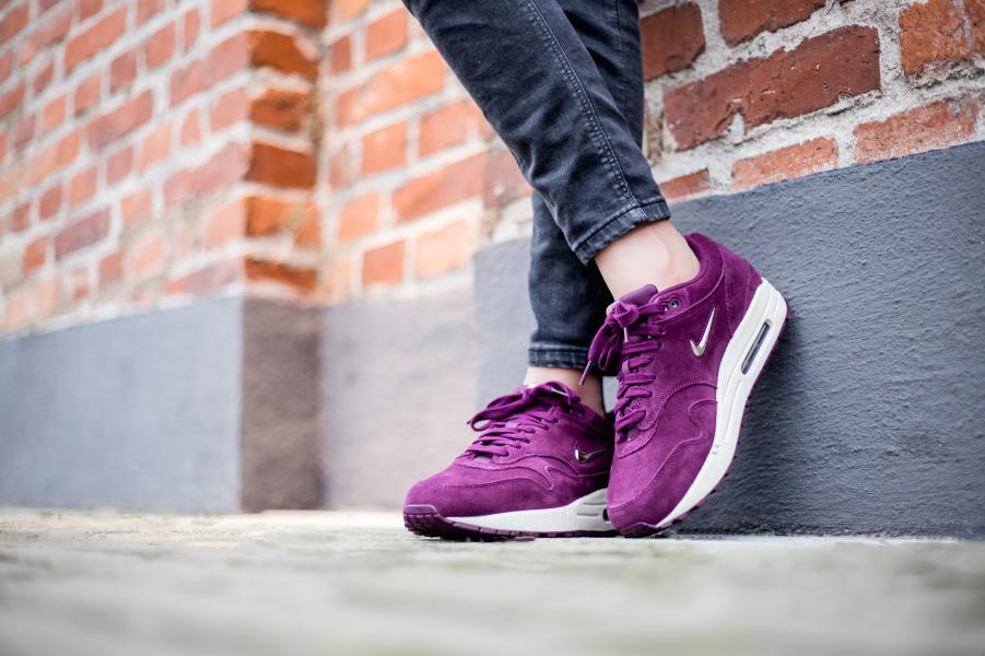 evenwichtig Ruilhandel helder The Sole Supplier on Twitter: "The Nike Air Max 1 Jewel 'Triple Black'  &amp; 'Bordeaux' are releasing in 50 minutes... https://t.co/Q2Waewh50H  https://t.co/05aFXDutr5" / Twitter