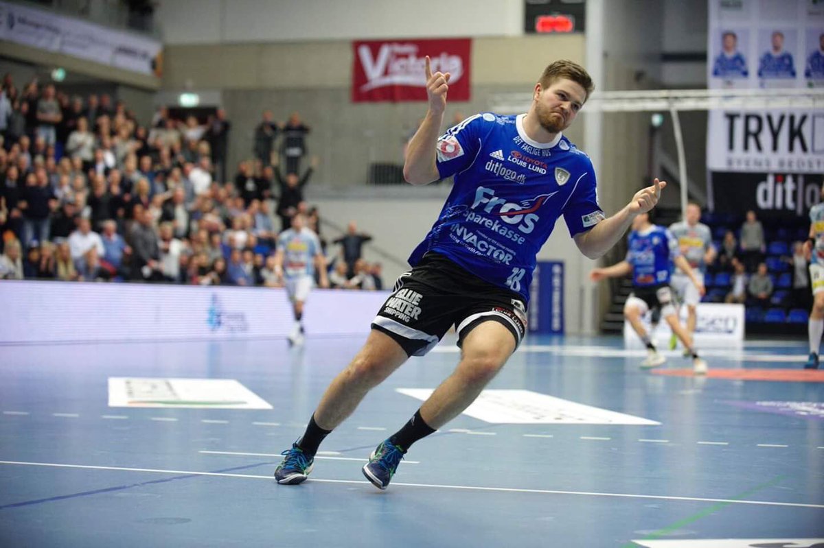 Min tidligere Twitter-konto <a href="/RasmusBoysen6/">Rasmus Boysen</a> er desværre blevet suspenderet. Jeg har de seneste par dage forsøgt at få den åbnet igen - uden held.
Det vil betyde meget for mig, hvis du gider retweete dette tweet, så mine tidligere følgere kan finde- og følge min nye konto.
#Hndbld