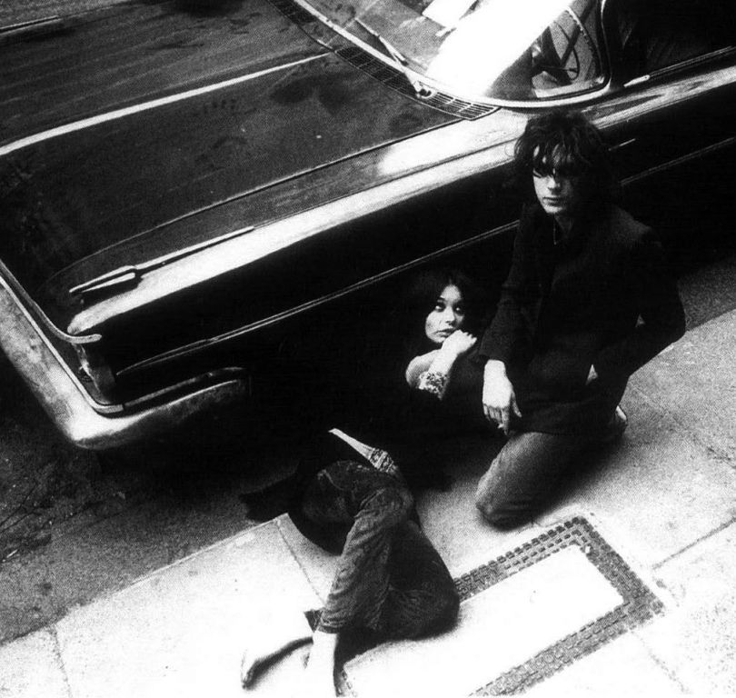 Rockstarscars's tweet image. A sad day today, RIP Iggy Rose, captured here in these images with Syd Barrett with his Pontiac, and for his album cover for his solo album The Madcap Laughs. All images by legendary photographer Mick Rock. Only met her one, nice lady, pls RT
