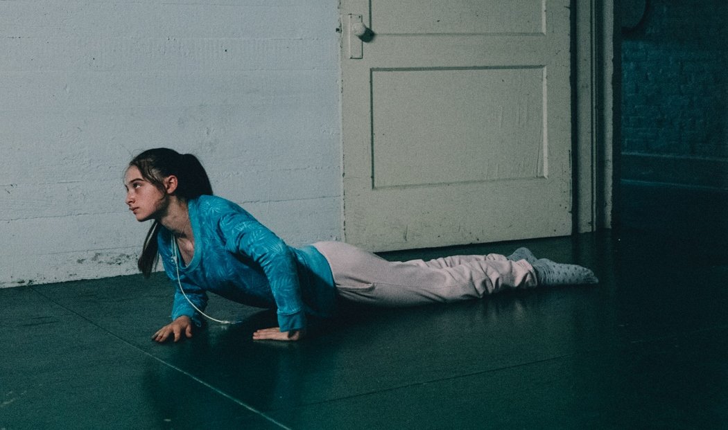 映画 聖なる鹿殺し 公式 On Twitter 3 3 土 公開 聖なる鹿殺し 主人公の娘キムを演じるのはラフィー キャシディ クリステン スチュワート主演 スノーホワイト やジョージ クルーニー主演 トゥモローランド 等にも出演している注目の若手女優 カンヌ映画