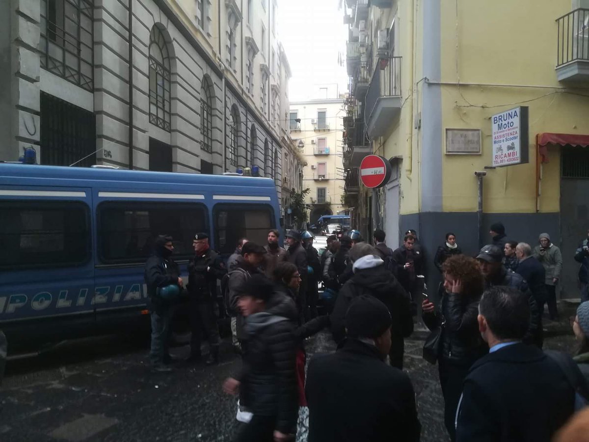 ndo_napoli's tweet image. Dopo essere stata truffata dalla banca #BNL pagando più di 50000 euro di mutuo, una famiglia a #Napoli ha visto la propria #casa venduta all&apos;asta
Decine di agenti stamattina hanno bloccato #RuaCatalana per lo sgombero, adesso blocchi stradali in corso da parte degli attivisti