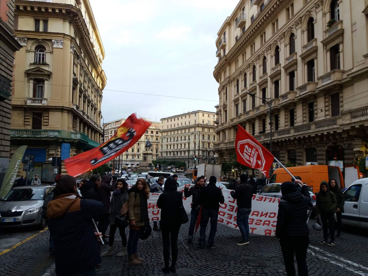 ndo_napoli's tweet image. Dopo essere stata truffata dalla banca #BNL pagando più di 50000 euro di mutuo, una famiglia a #Napoli ha visto la propria #casa venduta all&apos;asta
Decine di agenti stamattina hanno bloccato #RuaCatalana per lo sgombero, adesso blocchi stradali in corso da parte degli attivisti