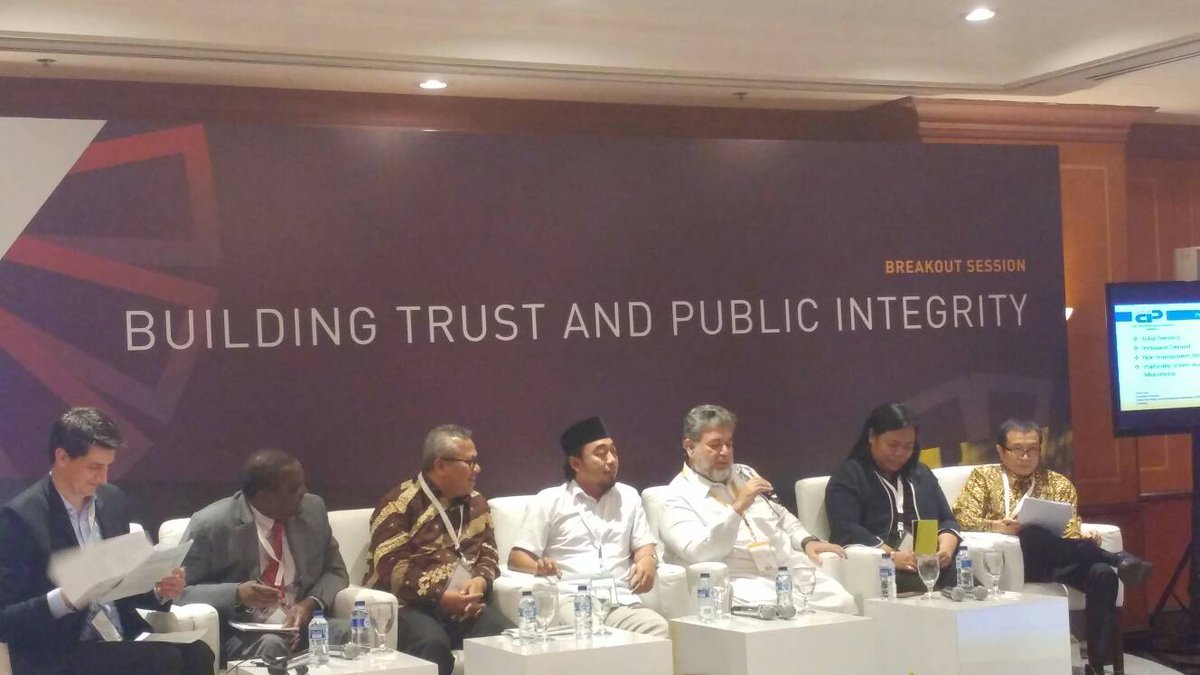 Amer Ejaz speaks on how to engage citizen at session 2 #APLF2017