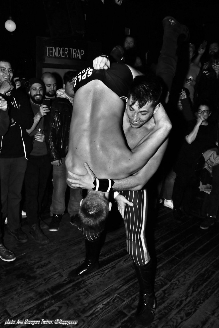 happypeep's tweet photo. #DeathMatch7 at the @TenderTrapBK is in the record books. @zacksabrejr vs @SexyChuckieT with special guest ref, @TheBoyDiva Rick Cataldo, was a wild mix of submission mastery and bar fighting chicanery #armbaronabar #noringdeathmatch https://t.co/QBr3EYvFjZ