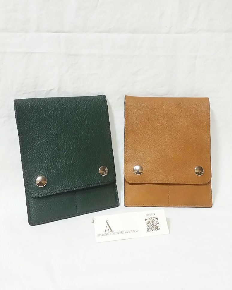 Artesanacuero's tweet photo. #BuenosDias #FelizJueves #guardadocumentos #pasaporte #billetesavion #encargos #Navidad2017 #piel #cuero #Skin #artesanía #handmade #leather nos puedes encontrar en #valencia c/ ramiro de maeztu 43 bajo izda 46022 EL SABATER https://t.co/0oUf3GW6aJ