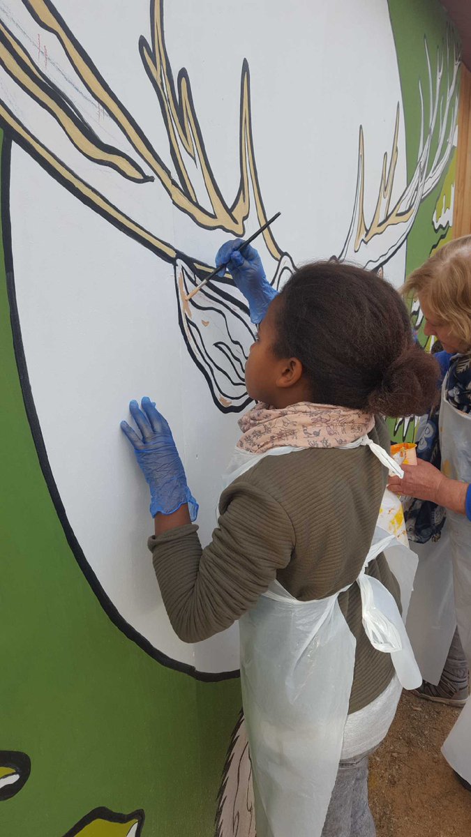 MDAbarcares's tweet photo. Très belle après-midi pour la peinture de la fresque du marché de noël. Merci à nos talentueux artistes qui malgré leur jeune âge n'ont pas hésités à se lancer. https://t.co/6K8BFvJE30