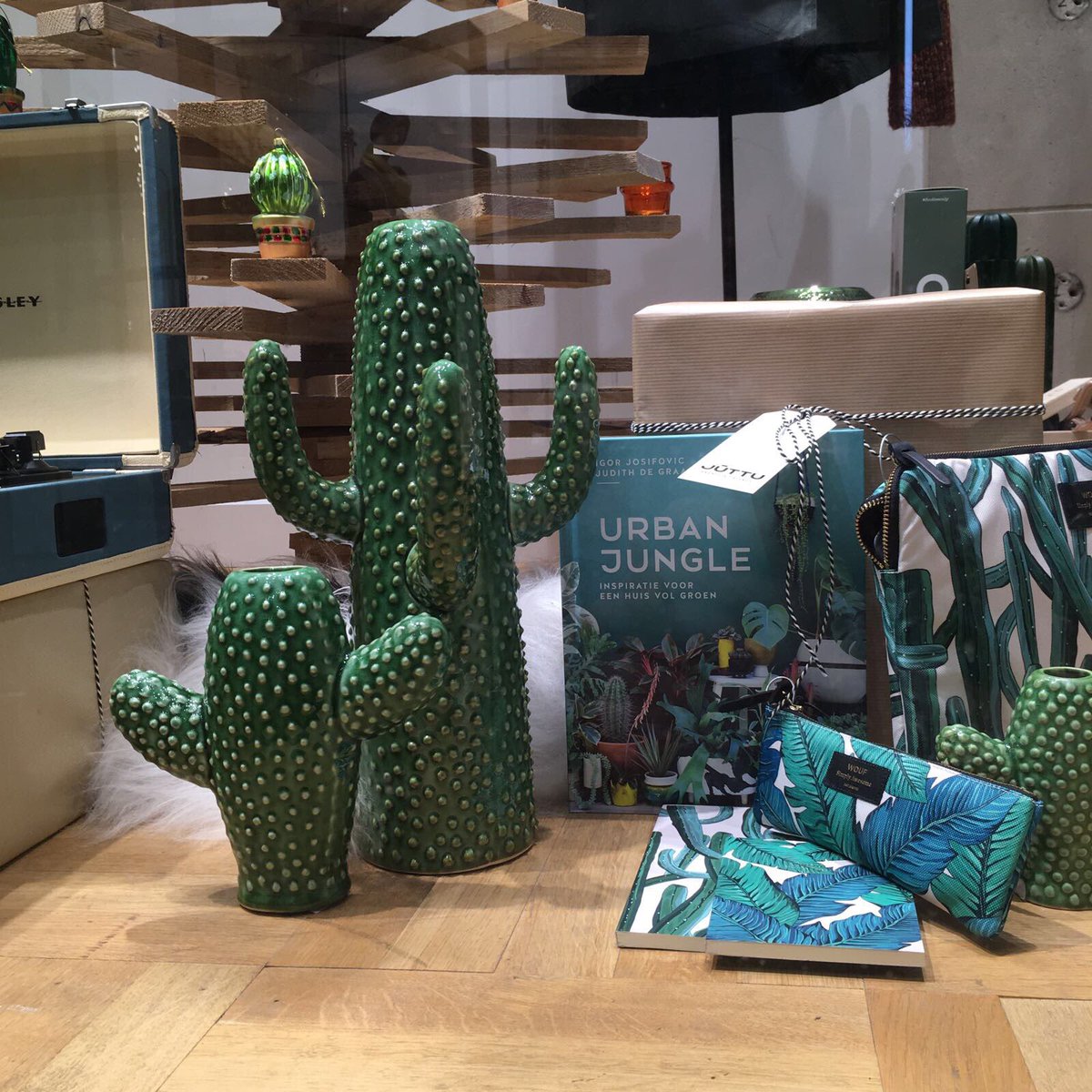 If you don’t trust the gift choices from your family (we hear you), just send them to Juttu. Problem solved. Next! #falalalalalalalala #EnjoyTheLittleThings #Juttu #KeepOnGiving #UrbanJungle