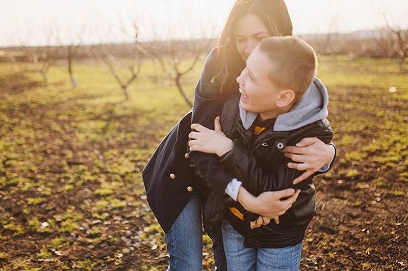 Крутой малыш. Детские фотокарточки с сыном. Счастливая женщина с ребенком. Ребенок мальчик и мать смеются 2 год. Мама и малыш мальчик.