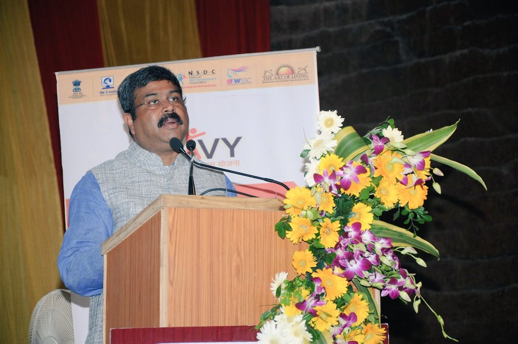 MSDESkillIndia's tweet photo. Population of #India is 130 crore, but only 50 crore people are employed. People don’t get employment due lack of certificates, #RPL is empowering #Youth to learn new #skills &amp; get a certificate, which will help them to get employed. - @dpradhanbjp, Minister, MSDE https://t.co/2h47NtEdFX