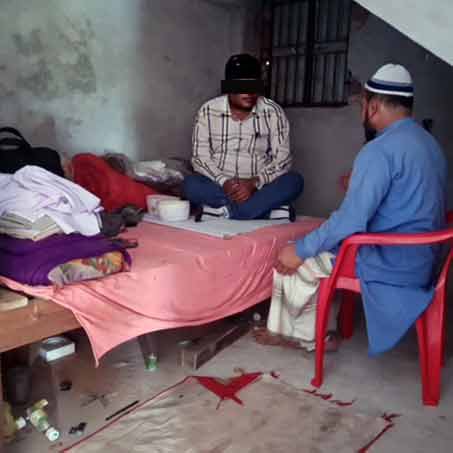 Bijzonder nieuws: Imam wordt christen

Een imam uit Bangladesh is christen geworden. Fedu las een christelijk boekje en hoorde het Evangelie van een evangelist. 
“Jezus is de Redder”, concludeerde de islamitische leraar. Hij nam meteen ontslag als imam.
goo.gl/z5dAzN