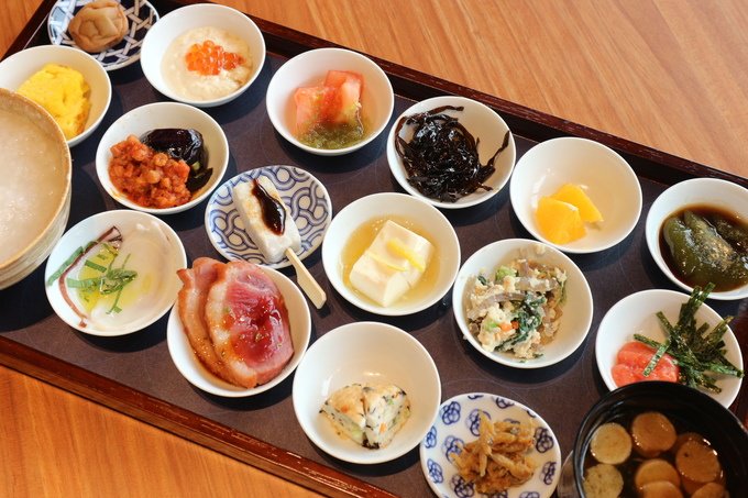 tomominfv's tweet photo. 『Tsumugi』＠築地本願寺内

築地本願寺を眺めながらお食事ができるおしゃれなカフェ！
また、朝食メニューの「18品目の朝ごはん」は、おぼんに隙間なくびっしりと小鉢が敷き詰められていて彩りも豊か！
朝、いつもと違った気分になりたい時にオススメ！ https://t.co/V8LE5dZtlo