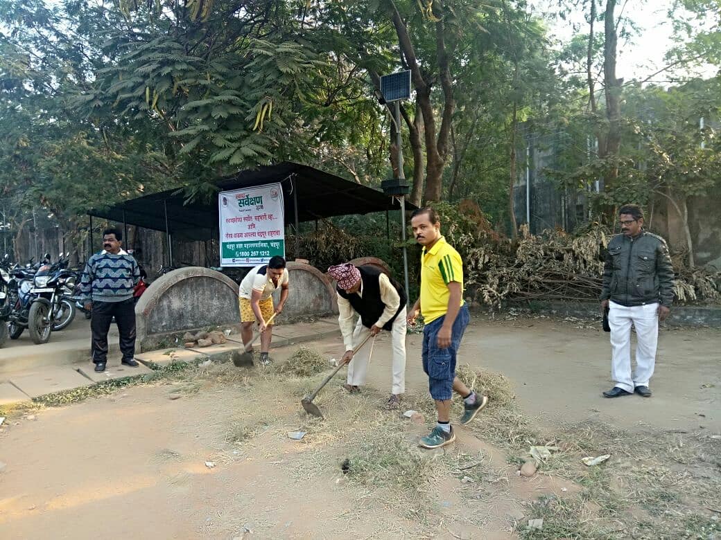 CMCchandrapur's tweet photo. आपला परिसर उत्साहात स्वच्छ करताना चंद्रपूरचे नागरिक.
श्रमदान कार्यक्रम
#swachhchandrapur
#swachhsurvekshan2018
#swachhbharat https://t.co/V13WATXq2c