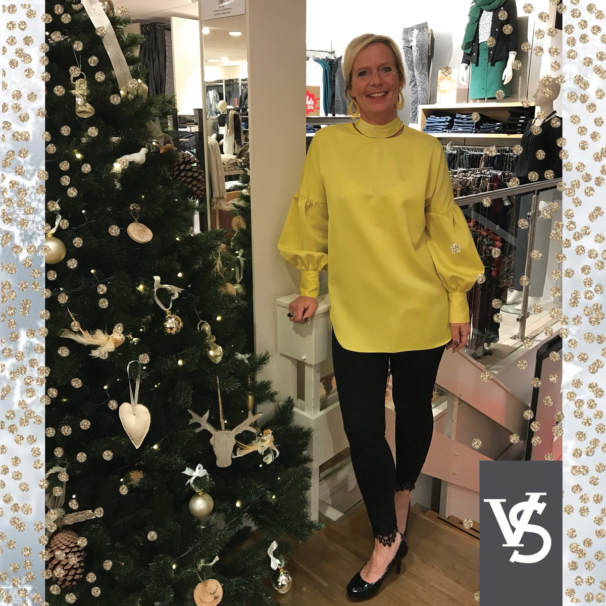 LOOK OF THE DAY | Suzan in de nieuwe eyecatching gele blouse met ballonmouwen van By Malene Birger en nieuwe zwarte jeans met kant van Liu Jo! #ByMaleneBirger #Liujo #VerschoorStore #VerschoorMode