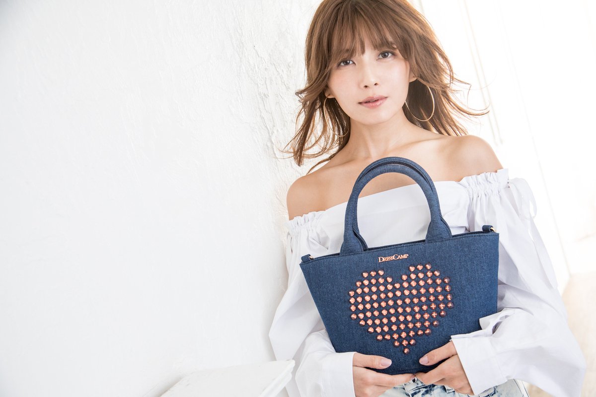 DRESSCAMP_PR's tweet photo. Misako Uno x DRESSCAMP COLLABORATION
宇野さん自ら細部にこだわってデザ���ンを追求し“大人かわいい”BAGが完成！
スタッズとハートマークがインパクト大なバッグが3型、パステルカラーのファーが“大人かわいい”バッグとポーチの全6型♪
https://t.co/y4Ru6mvYR1
#宇野実彩子 #DRESSCAMP #AAA #新作 https://t.co/ycWMlYOhM5