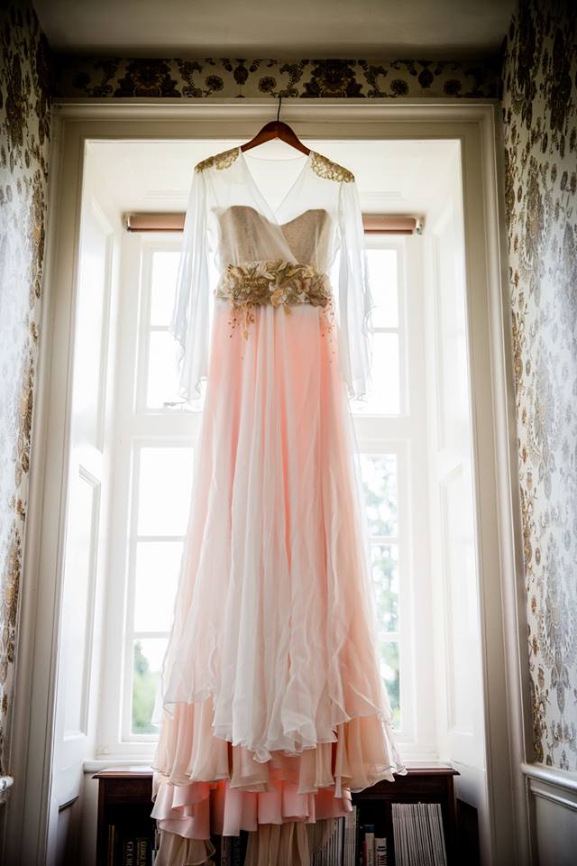 In love with this oh-so-pretty non-traditional gown made by <a href="/thecoutureco/">Jo</a>. lovemydress.net/blog/2017/12/g… Image <a href="/LindsBrookphoto/">Lindsey Brook</a> #littlebookforbrides