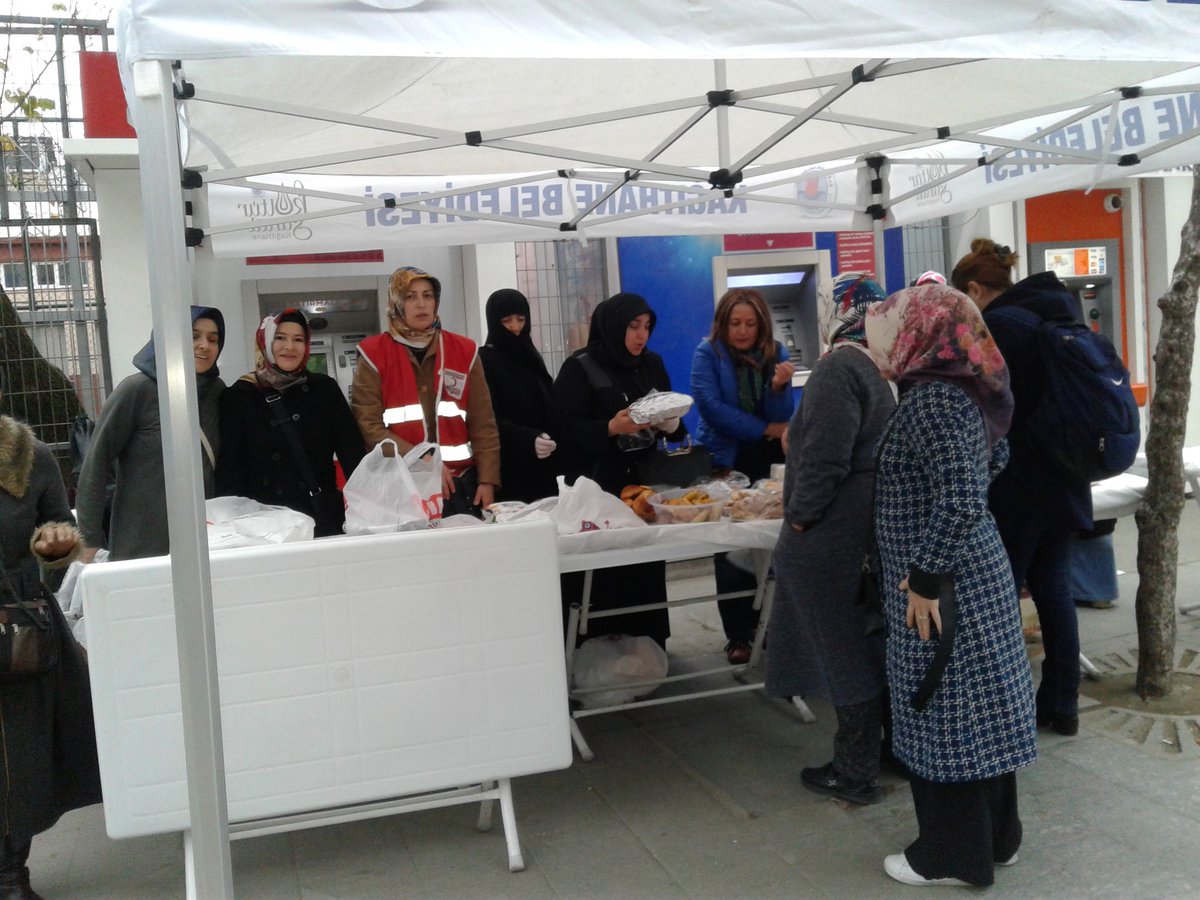 Kadın elinin değdiği herşey güzelleşir, yeşerir umut olur. Arakana yardım kermesimiz mahallelerimizde devam ediyor.
#yardımeviniuzat <a href="/Akkadinistanbul/">AK Kadın İstanbul</a> @akkdnkagithane 
<a href="/SeymaDgc/">Şeyma Döğücü</a> 
@gultenteoman 
<a href="/AvFatmaBenli/">Av. Dr. Fatma BENLİ YALÇIN</a> <a href="/meryem_karakose/">Meryem KARAKÖSE</a> <a href="/haticekep/">haticekep🇹🇷🇹🇷🇹🇷</a>