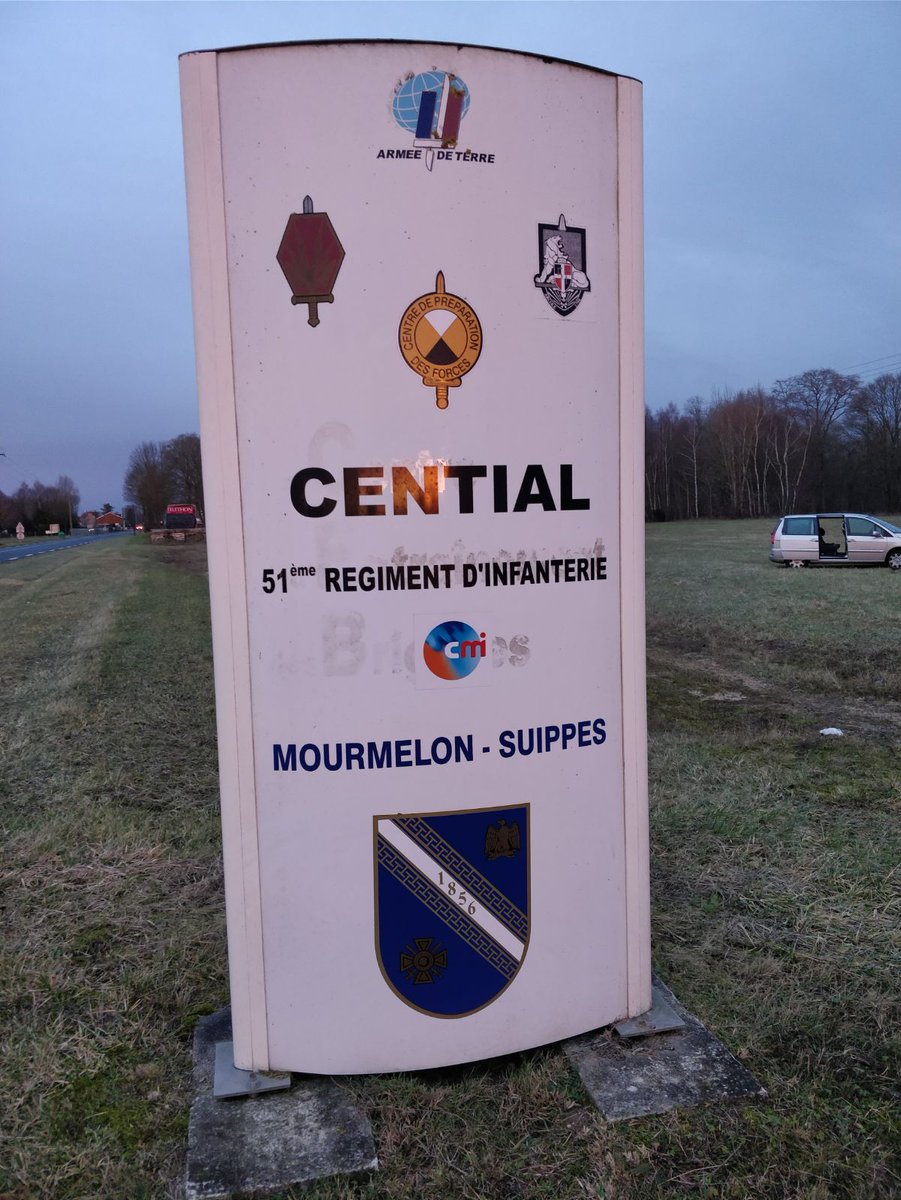 ecoledeguerre's tweet photo. #Suippes (51) Une délégation d’officiers de la #P25 en observation d'un entraînement #Interarmées au 51ème RI #Cential. Manoeuvre d'envergure avec l’@armeedeterre (35ème RI, 68ème Régiment d'artillerie d'Afrique, hélicoptère #Tigre) et l’@Armee_de_lair et ses mirages 2000D. https://t.co/VGfjn5UIMq