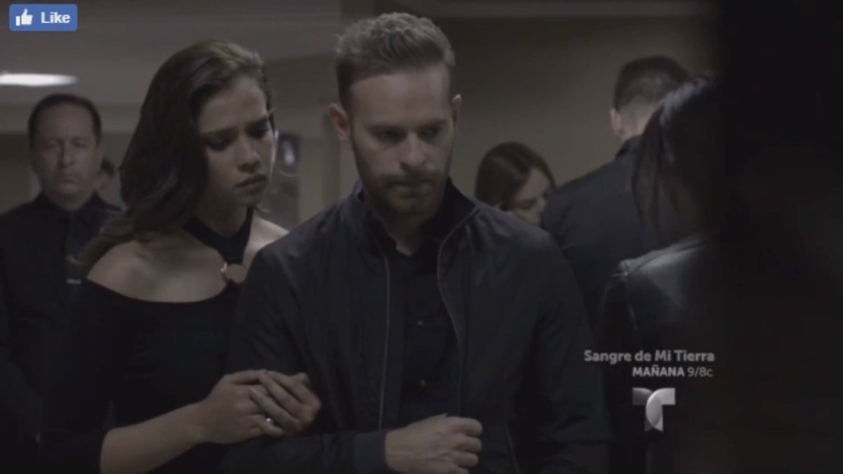 fc_guerofranco's tweet photo. Jaja no puedo con la mirada de #LaCoyote @CaroMirandaOf @guerofranco @gabyespino 👏👏👏 el mejor triángulo! #SraAcero4 https://t.co/A3bpL3zoLJ