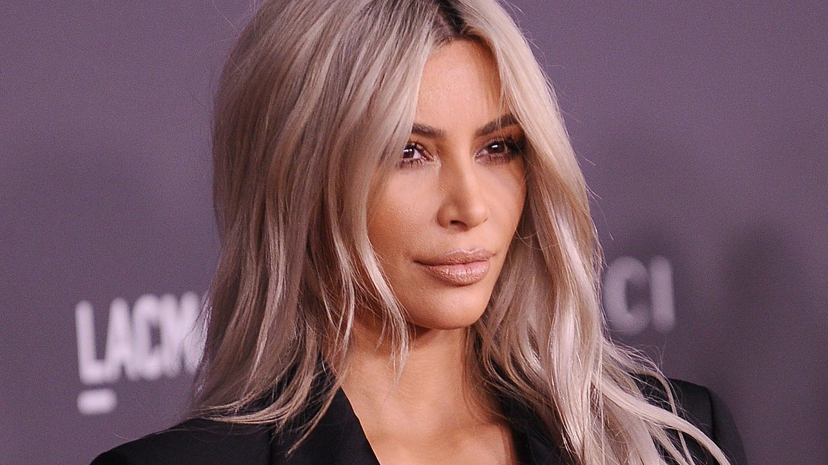 glamourmag's tweet image. Kim Kardashian just chopped her hair into a blunt lob: glmr.co/Ytg5ncv
