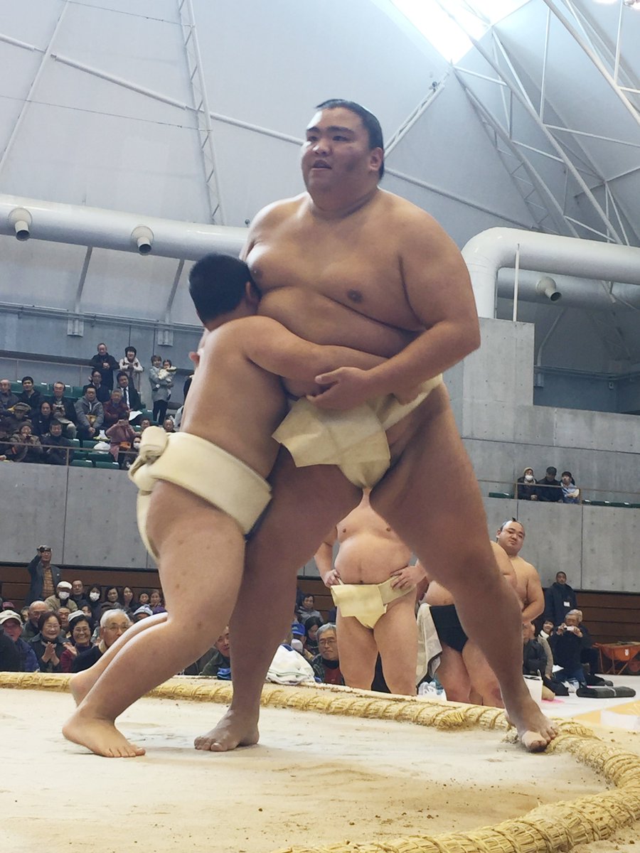 日本相撲協会公式 Di Twitter 冬巡業 宇佐場所 子どもとの稽古 少年力士に胸を出す 御嶽海と豊山 Sumo
