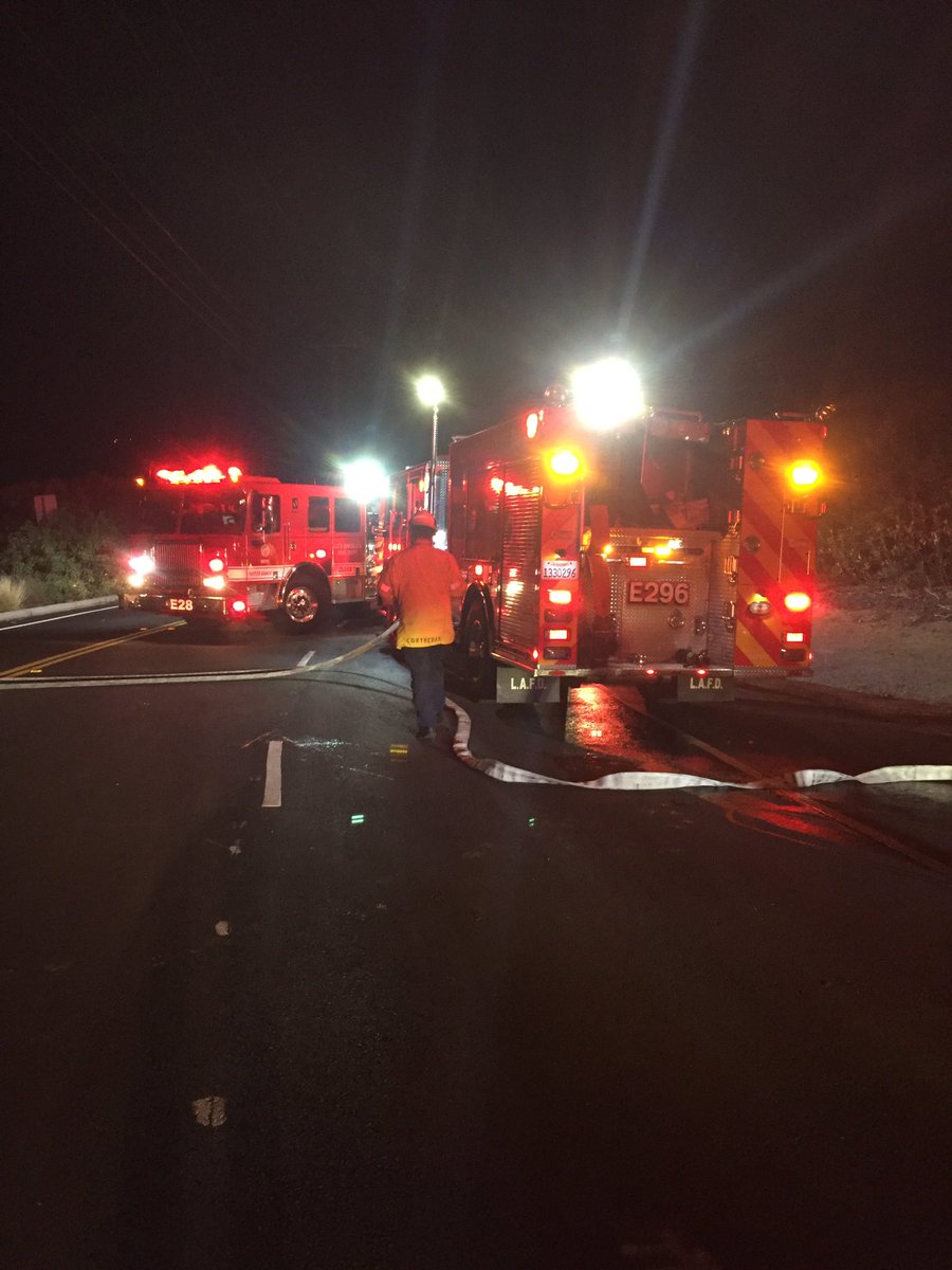 ValleyFireScan's tweet image. Great stop by @LAFD E296 on a small brush fire on Santa Susanna Pass Rd, could've been a bad situation. Held to about 1/4 acre
