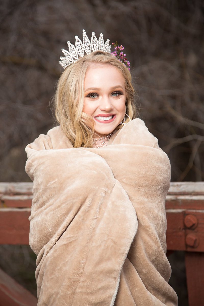 ❄Baby it's cold outside❄ ☕
.
.
Photo: @saravazphotography 
Model: @missteenutahintl2017 
Hair: @nichole_christine05 
MUA: @ashleydrewartistry .